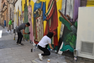 Treballs de restauració del grafit dedicat al Seguici Festiu que hi ha a la façana posterior de l’Ajuntament, entre el carrer del Metge Fortuny i el carrer d’Aleus