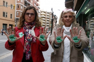 Les responsables del sindicat Satse a Tarragona mostrant les enganxines de la nova campanya contra les agressions al personal d&#039;infermeria