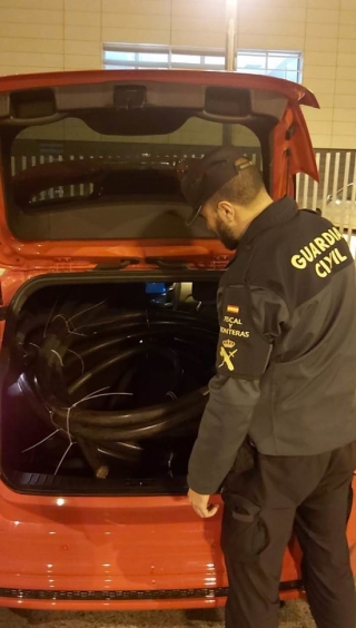 Imatge d&#039;un agent de la Guàrdia Civil comprovant els rotlles de coure localitzats dins un maleter a Riudoms, el 14 de febrer del 2020.