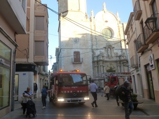 Dues dotacions de bombers treballant aquesta tarda entre el carrer Alt i la plaça Vella del Vendrell