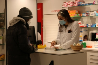 Imatge d&#039;una farmacèutica venent un test d&#039;antigen en una farmàcia de Tarragona
