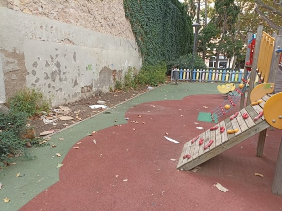 Imatge d&#039;una zona de joc infantil de la ciutat que ha estat denunciada pel PSC