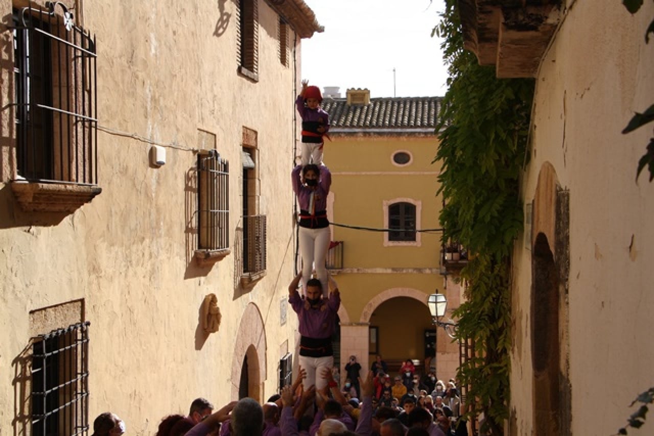 Imatge del pilar caminant dels Castellers d&#039;Altafulla, per les escales, des de la plaça del Pou fins a la plaça de l&#039;Església, durant la Festa Major de Sant Martí