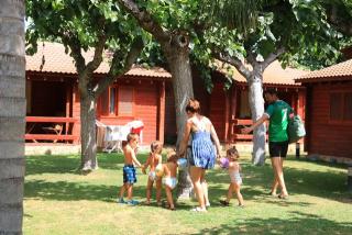 Una família retorna al seu bungalow al Càmping La Llosa de Cambrils