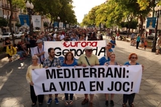 Els manifestants en la protesta per denunciar les problemàtiques humanitàries i la vulneració de drets humans als països de la Mediterrània, aquest dissabte