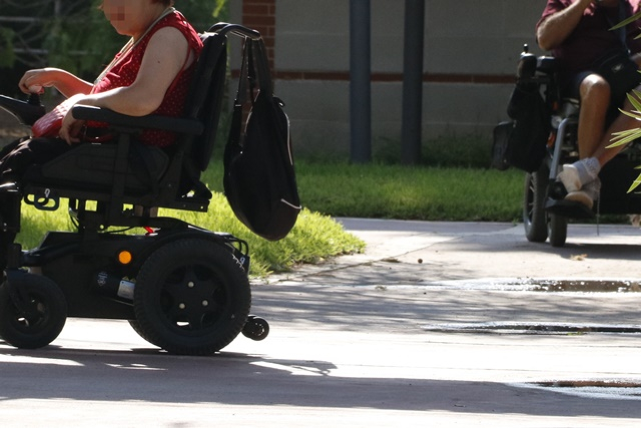 Residents amb cadires de rodes al jardí de la residència de Grans Discapacitats Físics de Sant Salvador, a Tarragona