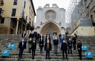 El cap de llista de Junts per la demarcació de Tarragona, Albert Batet, acompanyat de tota la candidatura, a les escales de la Catedral de Tarragona
