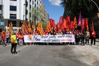La capçalera de la manifestació del Primer de Maig, amb els representants sindicals de CCOO i UGT subjectant la pancarta, durant la manifestació feta a Tarragona