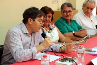 Conferència sobre medicina general moderada per Luis del Olmo, -a la dreta de la imatge-. Al seu costat, l&#039;alcalde de Roda de Berà, Pere Virgili
