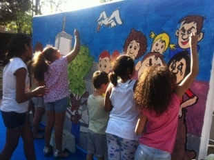 Un grup de nens i nenes fent un mural a la Fira de Constantí.