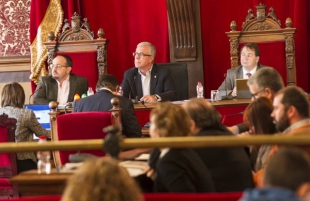 Nova mesa del ple de Tarragona, amb Alejandro Fernández (PP), assegut a la dreta de l&#039;alcalde, Josep Fèlix Ballesteros (PSC).