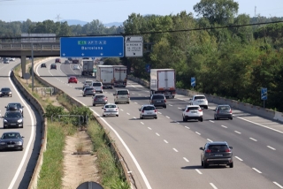 Diversos cotxes i camions circulant per l&#039;AP-7, a l&#039;alçada de la sortida Girona Sud
