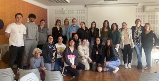 Foto de grup d&#039;estudiants de l&#039;Institut Andreu Nin, amb representants de L&#039;Arc Serveis