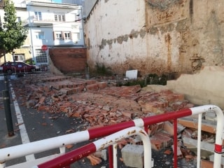 Mur caigut al carrer Rabassaires del Vendrell a causa del vent