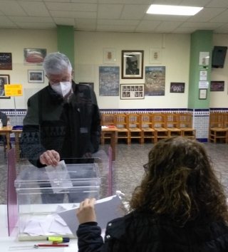 Matías Alonso ha dipositat el seu vot al col·legi electoral situat al Centre Cultural García Lorca del Vendrell