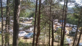 Centenars de cotxes en un camp de Querol, a l&#039;Alt Camp, en una festa &#039;rave&#039; il·legal celebrada el passat 23 de juny del 2017