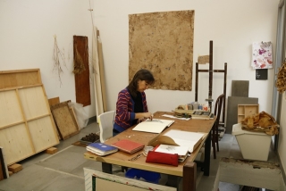 Imatge del taller de Núria Rion a Sarral on treballa les seves obres  amb materials extrets de la natura