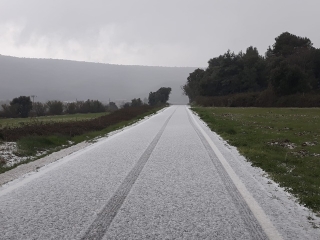 La carretera TV-7045, nevada, al seu pas pel terme de Mont-ral (Alt Camp)