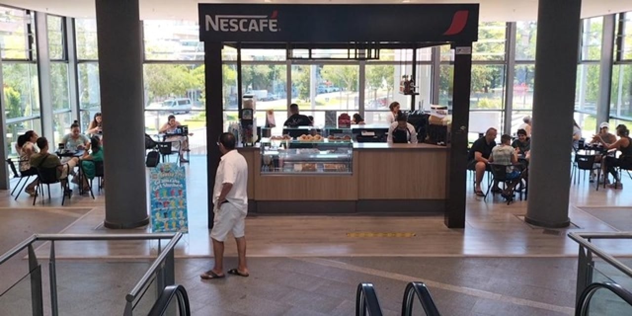 Imatge del primer quiosc que Nescafé obre a l&#039;Estat espanyol, un punt de trobada per assaborir els cafès de la coneguda marca