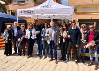 El candidat a la reelecció de Sumem per Salou, l&#039;alcalde Pere Granados, amb membres de la candidatura durant la diada de Sant Jordi