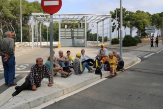 Un grup d&#039;avis de Valls, asseguts davant el punt de control d&#039;accés a la presó de Mas d&#039;Enric, al Catllar 