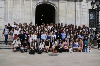 Els joves voluntaris dels Jocs Mediterranis davant de la façana de l&#039;Ajuntament de Tarragona