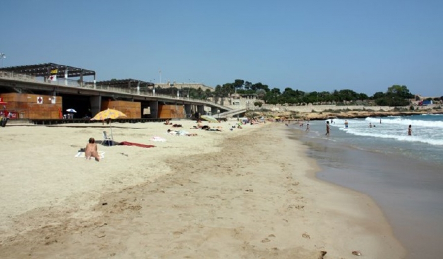 Imatge d&#039;arxiu de la platja del Miracle de Tarragona, amb la plataforma de fons