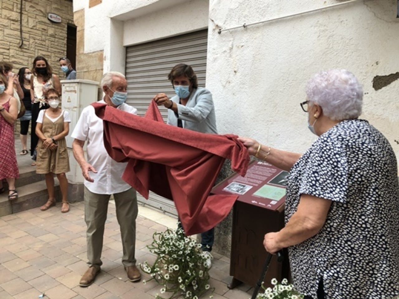 L&#039;alcalde de Mont-roig del Camp, Fran Morancho, i els nebots d&#039;Antoni Benaiges, el 30 de juliol del 2021, descobrint la placa commemorativa davant de la casa del mestre republicà Antoni Benaiges