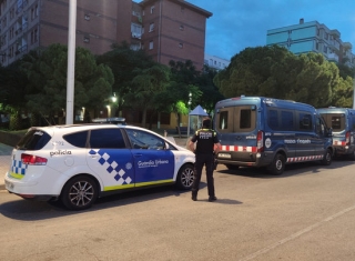 Imatge de vehicles dels Mossos i Guàrdia Urbana en un operatiu conjunt contra el narcotràfic al barri de Campclar