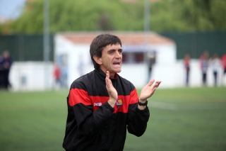 Emili Vicente, durant un partit a Segona Divisió B, al camp del Llagostera quan entrenava al CF Reus