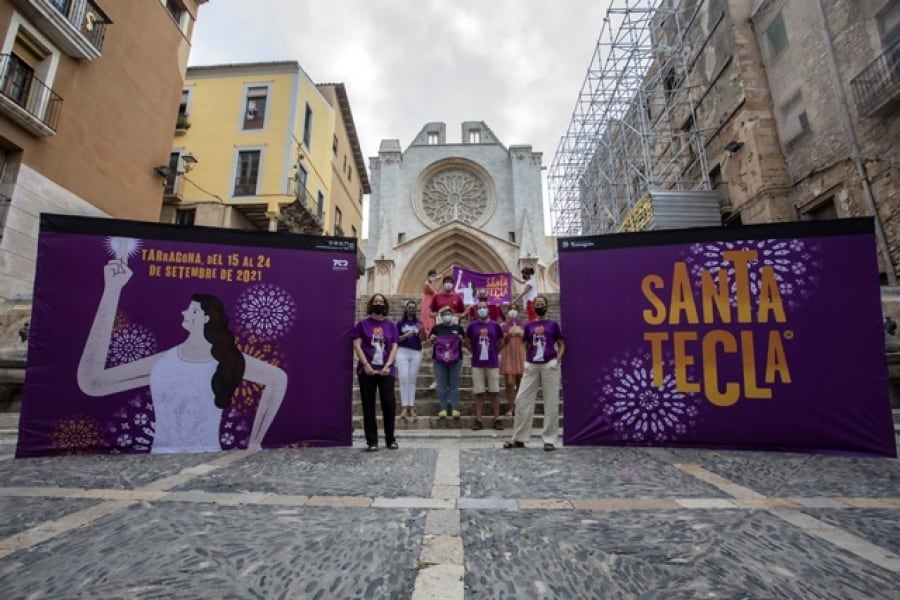 Presentació de la imatge de Santa Tecla 2021, a la plaça de les Cols, amb la Catedral de Tarragona de fons