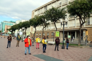Imatge de la concentració convocada per USTEC-STEs al davant de l&#039;institut Vidal i Barraquer de Tarragona
