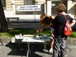 Imatge d&#039;arxiu de l&#039;AV Tarragona Centre fent una recollida de signatures perquè el Banc d&#039;Espany aculli un centre cultural obert