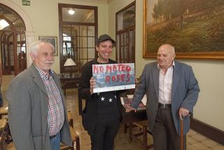 El president del Centre de Lectura de Reus, Lluís Miquel Pérez, amb el pintor Jordi Abelló i el comissari de l&#039;exposició Rafel Ferré