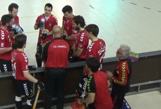 Els jugadors del Moritz Vendrell rebent instruccions de l&#039;entrenador Jordi Garcia