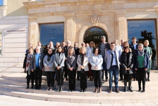 Foto de família dels signants del conveni Corner 2020 a les portes de la Diputació de Tarragona, amb la presidenta Noemí Llauradó al centre