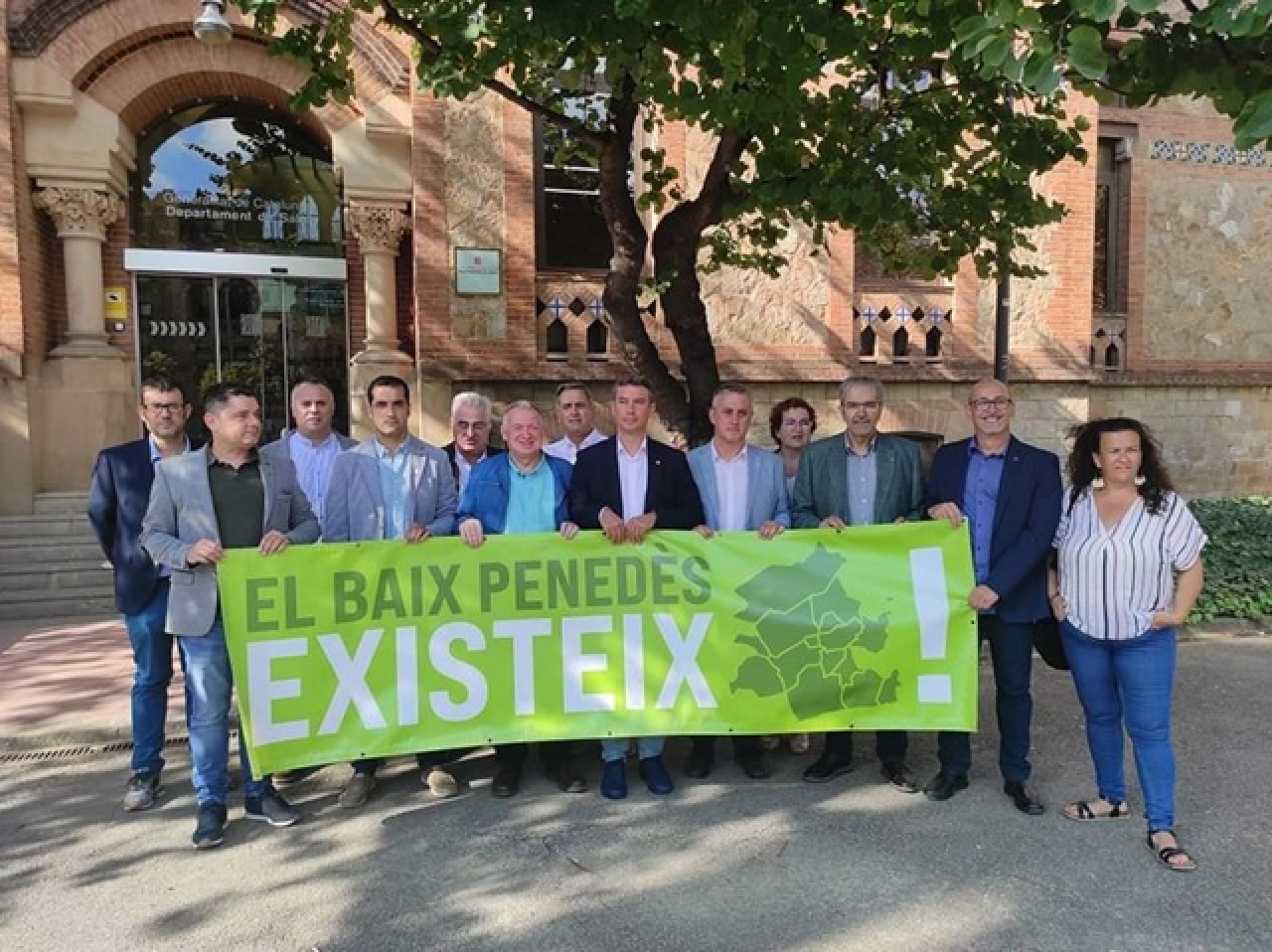 Protesta dels alcaldes i alcaldesses del Baix Penedès al Departament de Salut per exigir l&#039;ampliació de l&#039;Hospital del Vendrell