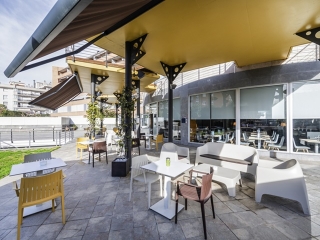 Imatge d&#039;arxiu de la terrassa del restaurant de l&#039;Hotel Atena, a Vila-seca