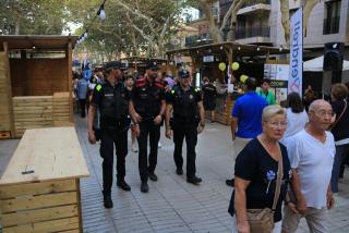 Dos agents de la Policia Local i un agent dels Mossos d&#039;Esquadra patrullen a la Rambla del Vendrell en el marc de la Fira de Santa Teresa