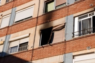 La finestra del pis afectat per l&#039;incendi a Reus