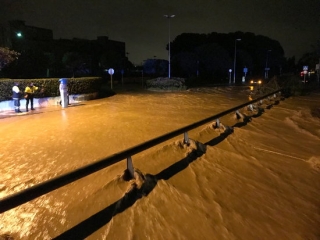 Imatge de l&#039;avinguda Diputació de Cambrils plena d&#039;aigua, als voltants de la riera de Maspujols, que s&#039;ha desbordat