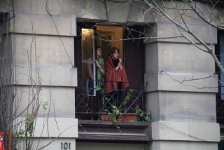 Dues dones aplaudeixen en un petit balcó de Barcelona
