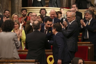 El nou president del Parlament, Roger Torrent, rebent les felicitacions dels diputats del seu grup després de ser escollit