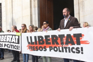 Imatge de la concentració convocada davant l&#039;Ajuntament de Tarragona per la sentència del procés, amb el portaveu de l&#039;equip de govern, Xavier Puig