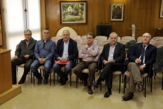 Els alcaldes de Torredembarra, Calafell, Altafulla, Roda de Berà i Creixell, asseguts al costat del director adjunt de la Xarxa Sanitària Santa Tecla, Joan Aregio