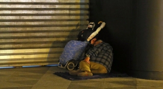 Un sense sostre dormint al carrer
