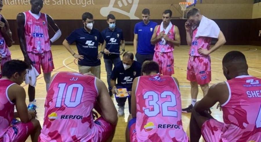 L&#039;entrenador del CBT, Berni Álvarez, donant instruccions als seus homes a Sant Cugat