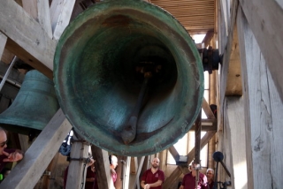 Imatge d&#039;una de les campanes del campanar de la Catedral de Tarragona mentre els campaners la repiquen en el marc de la festa major de Santa Tecla