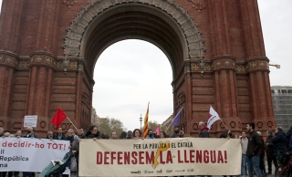 Una pancarta en defensa del català a l&#039;inici de la manifestació de l&#039;Arc del Triomf