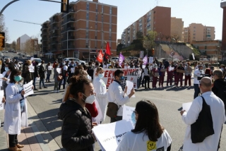 Imatge de la mobilització d&#039;un centenar de sanitaris, tallant el trànsit, davant l&#039;Hospital Joan XXIII de Tarragona, amb motiu de la vaga